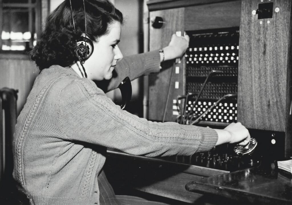 Frau bei der Arbeit in der Telefonzentrale